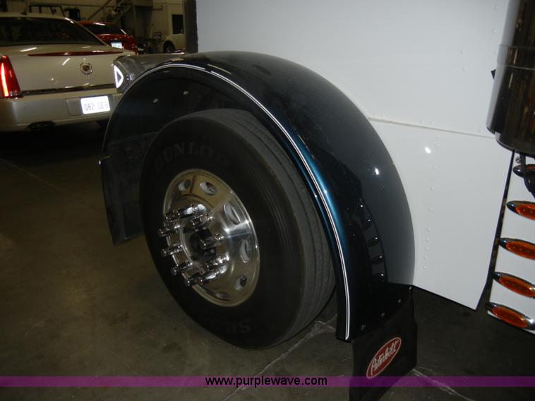 image for item D4052 2000 Peterbilt 379 semi tractor