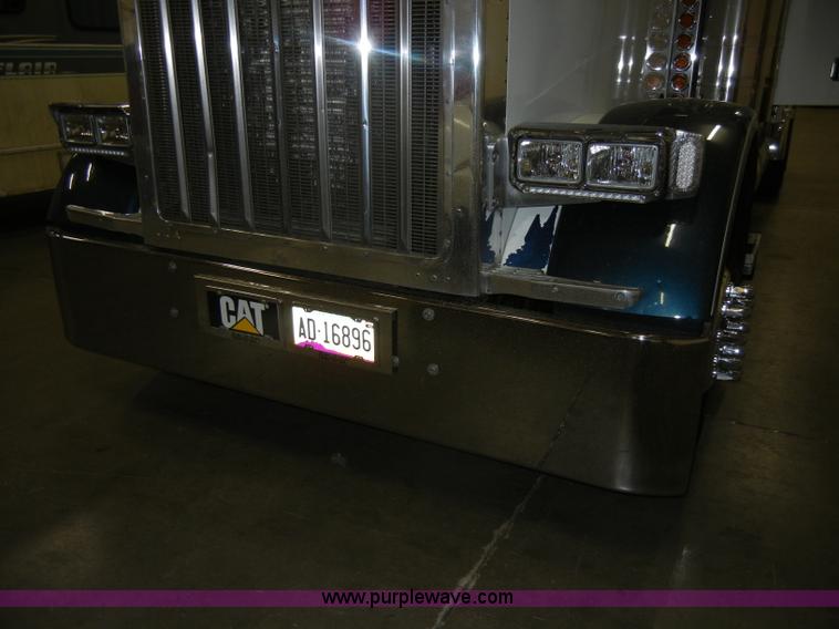 image for item D4052 2000 Peterbilt 379 semi tractor