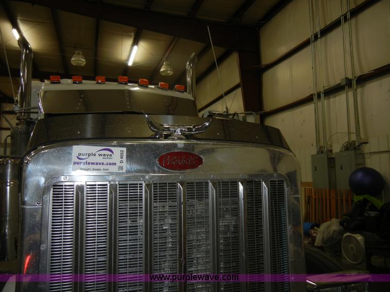 image for item D4052 2000 Peterbilt 379 semi tractor