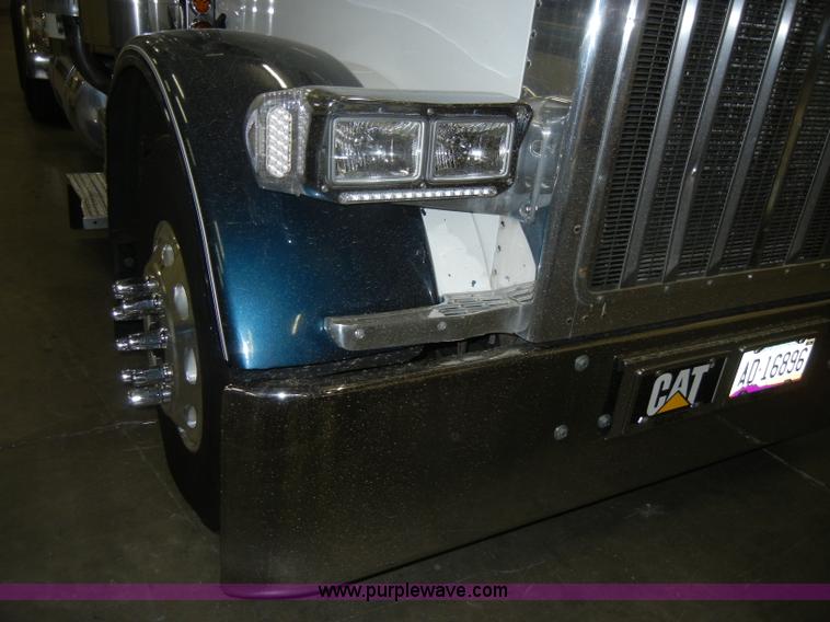 image for item D4052 2000 Peterbilt 379 semi tractor