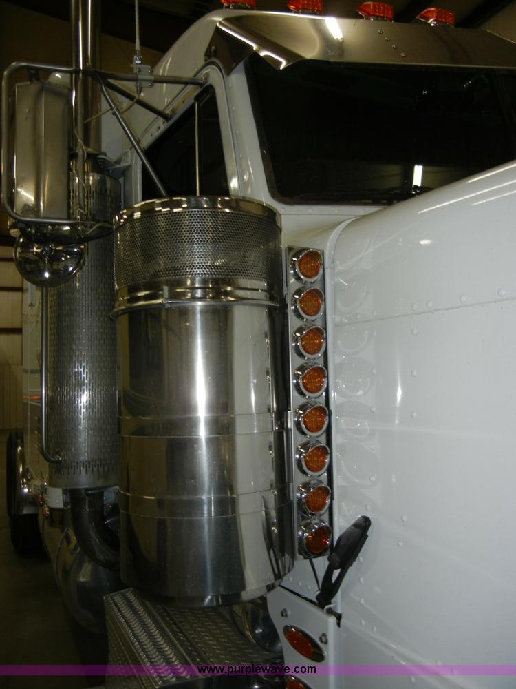 image for item D4052 2000 Peterbilt 379 semi tractor