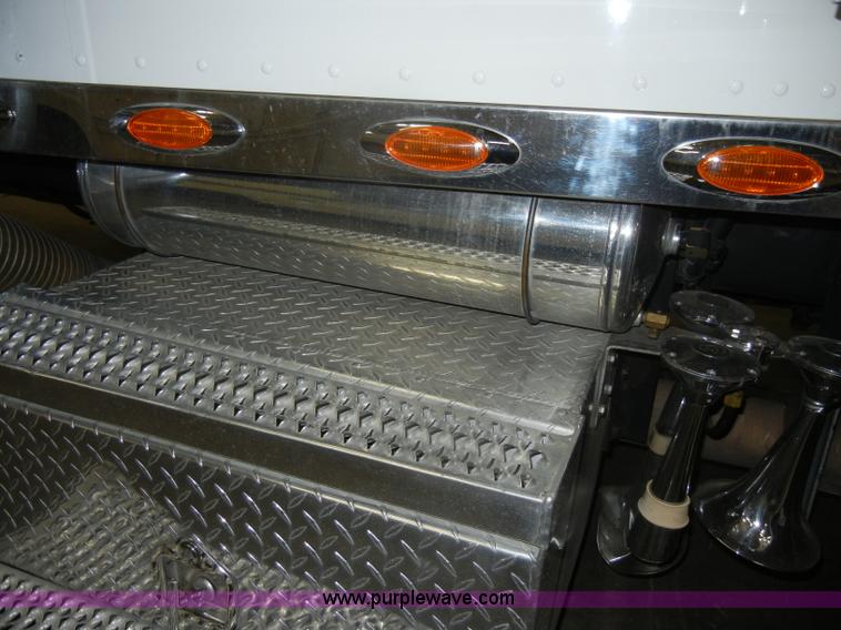 image for item D4052 2000 Peterbilt 379 semi tractor