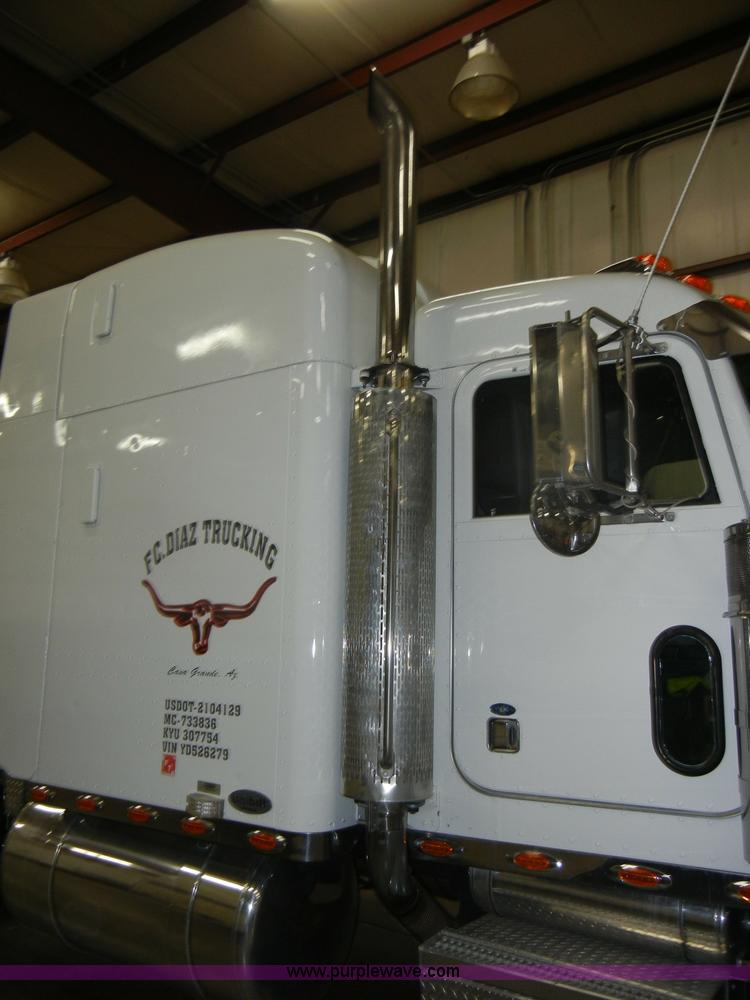 image for item D4052 2000 Peterbilt 379 semi tractor