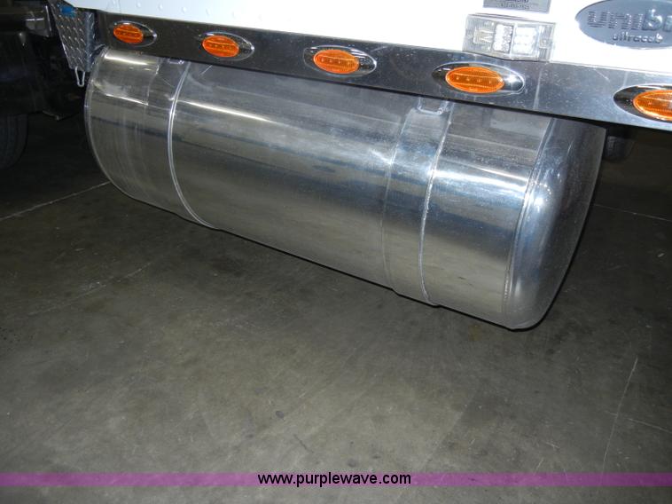 image for item D4052 2000 Peterbilt 379 semi tractor