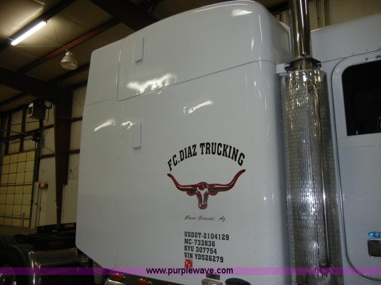 image for item D4052 2000 Peterbilt 379 semi tractor