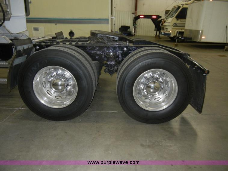 image for item D4052 2000 Peterbilt 379 semi tractor
