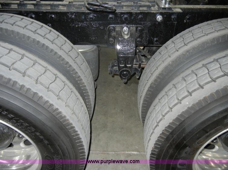 image for item D4052 2000 Peterbilt 379 semi tractor