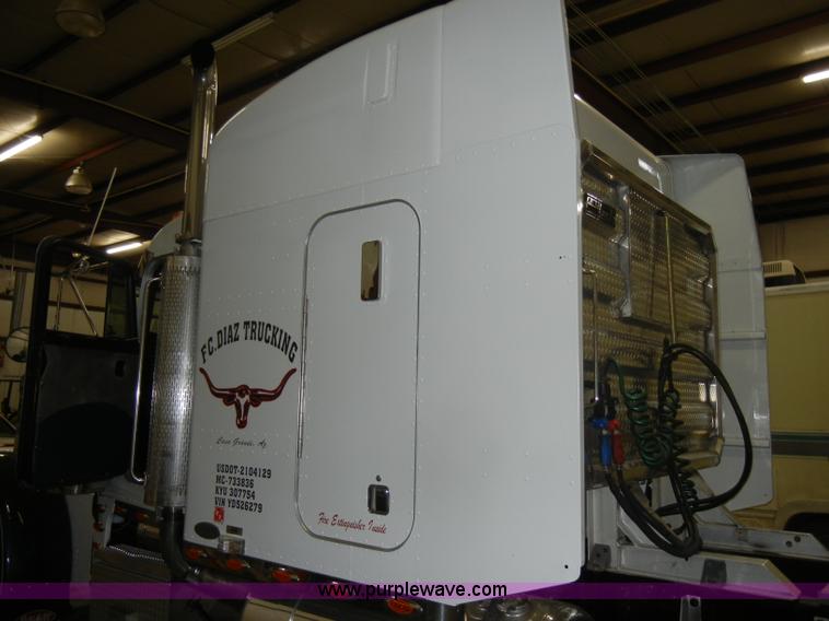 image for item D4052 2000 Peterbilt 379 semi tractor