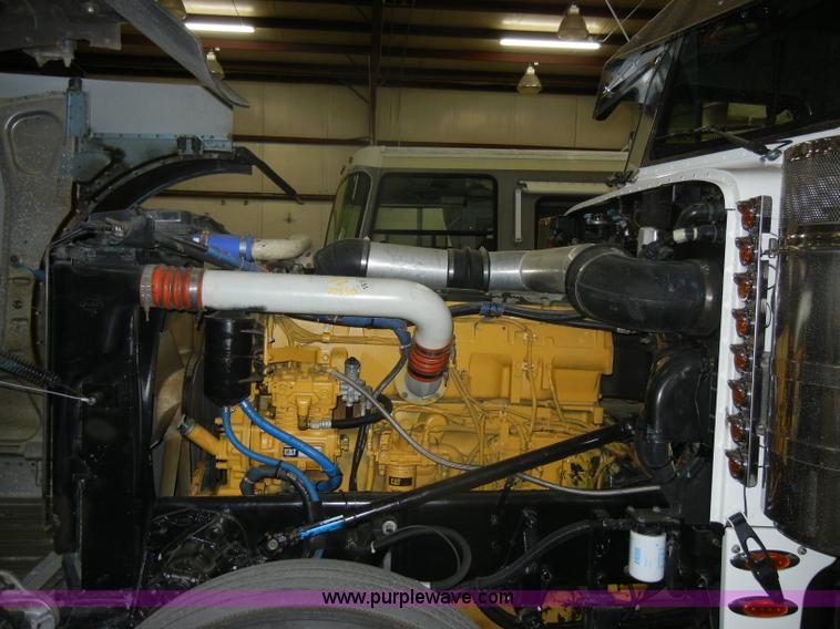image for item D4052 2000 Peterbilt 379 semi tractor