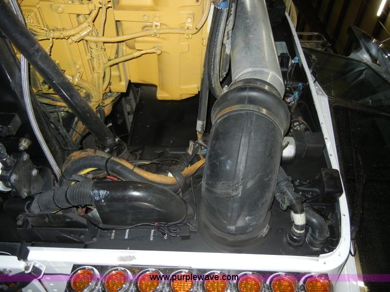 image for item D4052 2000 Peterbilt 379 semi tractor