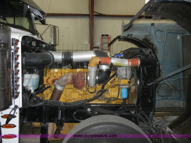 image for item D4052 2000 Peterbilt 379 semi tractor