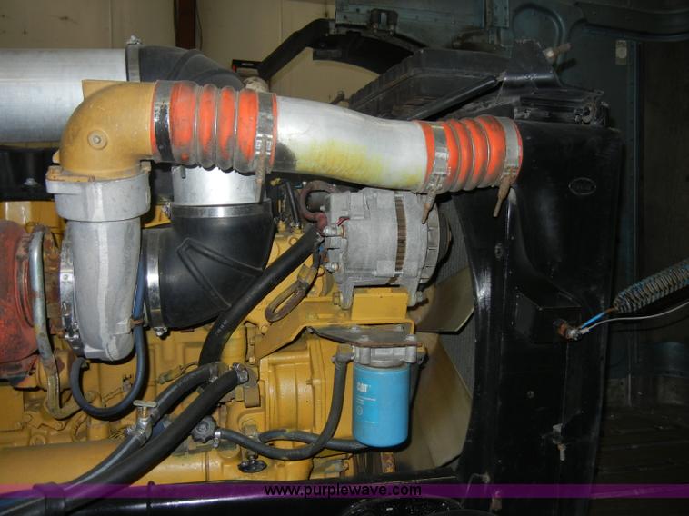 image for item D4052 2000 Peterbilt 379 semi tractor