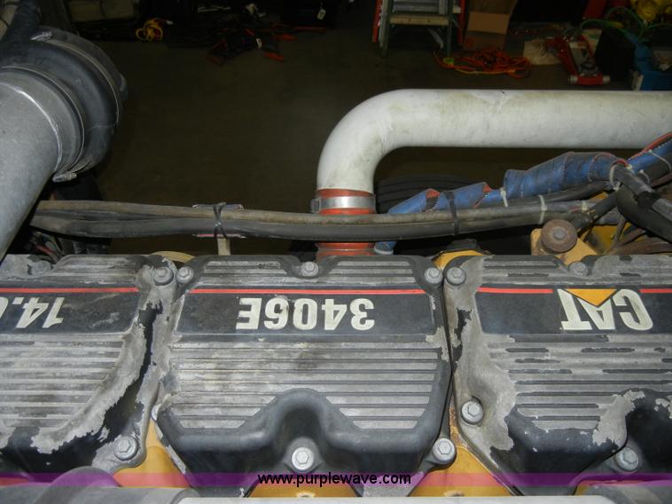 image for item D4052 2000 Peterbilt 379 semi tractor
