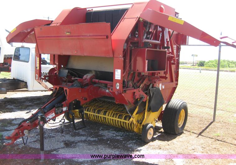 image for item B1215 2005 New Holland BR780 round baler