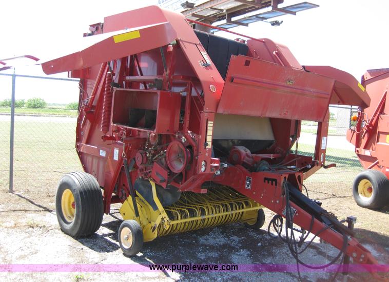 image for item B1215 2005 New Holland BR780 round baler