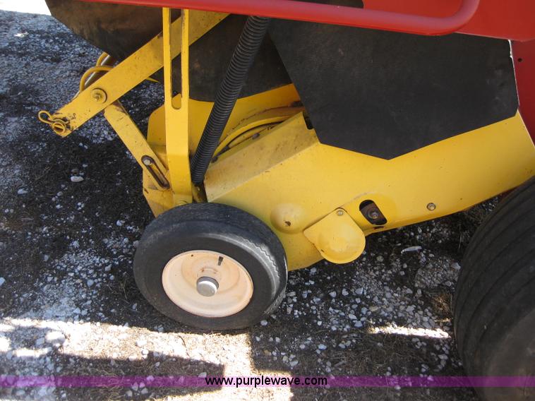 image for item B1215 2005 New Holland BR780 round baler