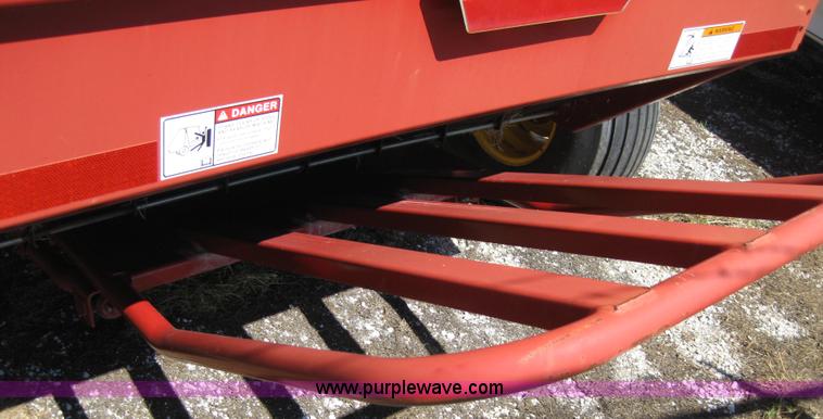 image for item B1215 2005 New Holland BR780 round baler