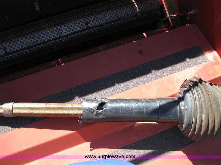 image for item B1215 2005 New Holland BR780 round baler