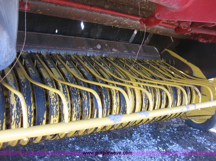 image for item B1215 2005 New Holland BR780 round baler