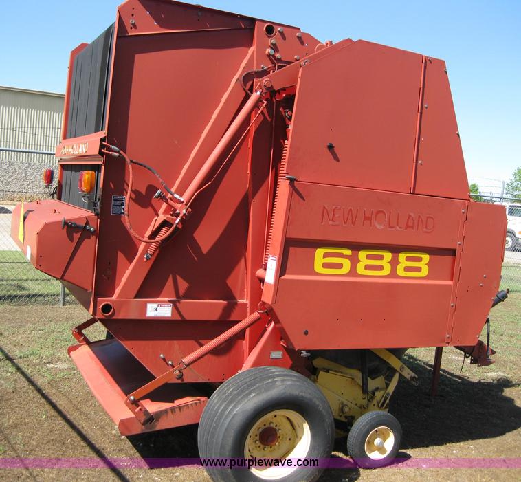 image for item B1216 2002 New Holland 688 round baler