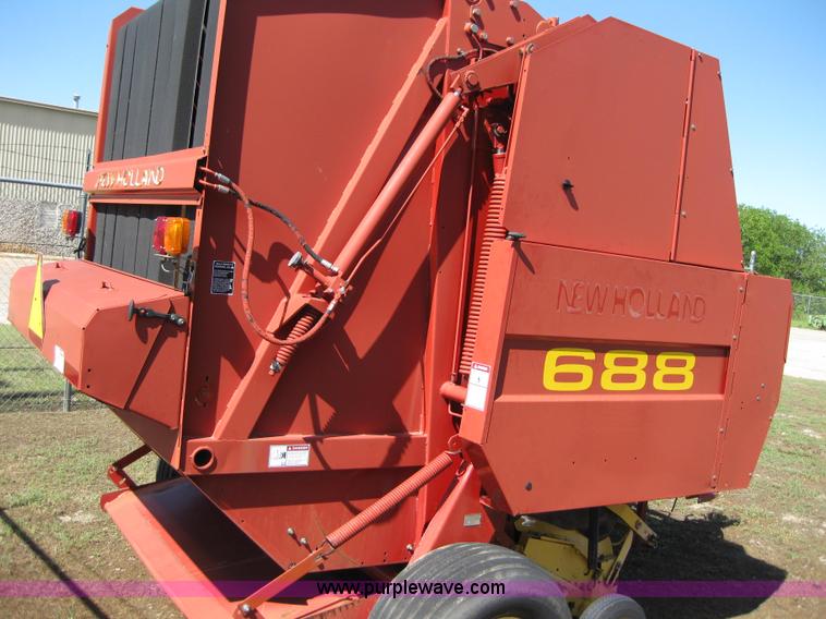 image for item B1216 2002 New Holland 688 round baler