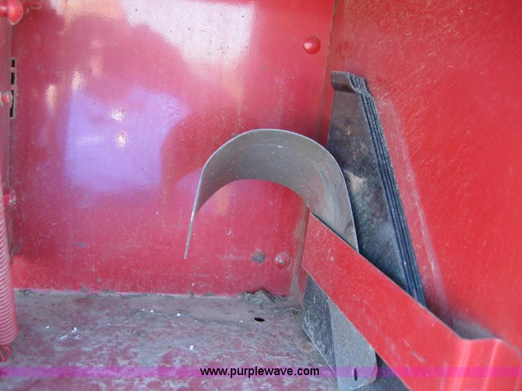 image for item B1216 2002 New Holland 688 round baler