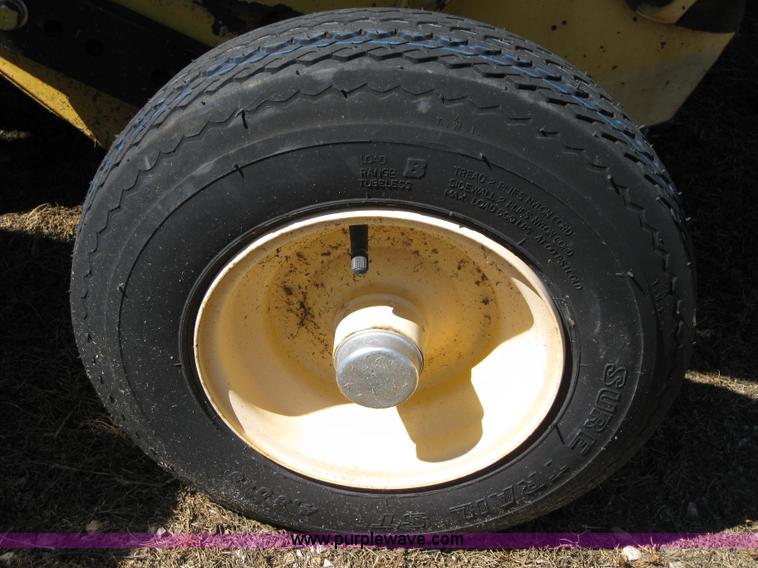 image for item B1216 2002 New Holland 688 round baler