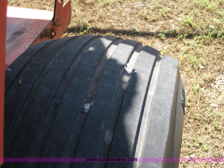 image for item B1216 2002 New Holland 688 round baler