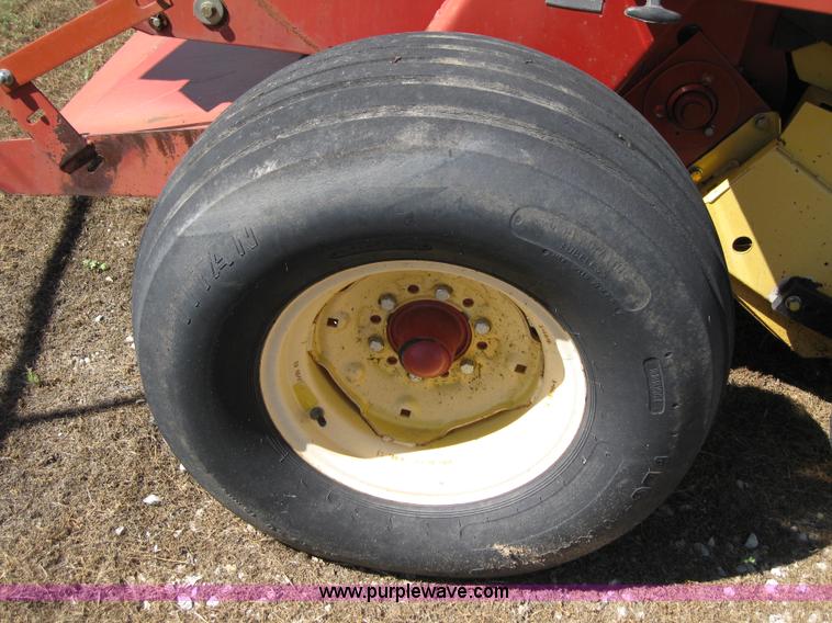 image for item B1216 2002 New Holland 688 round baler