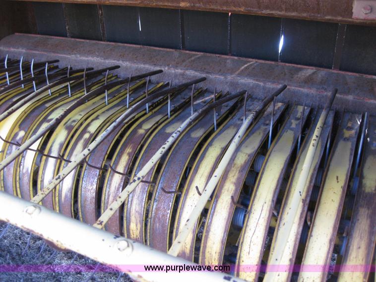 image for item B1216 2002 New Holland 688 round baler