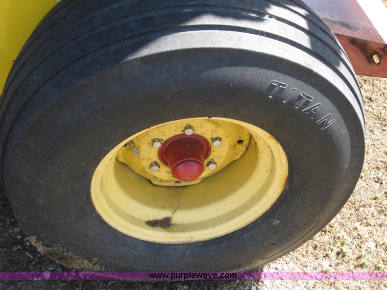 image for item B1216 2002 New Holland 688 round baler