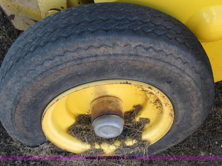 image for item B1216 2002 New Holland 688 round baler