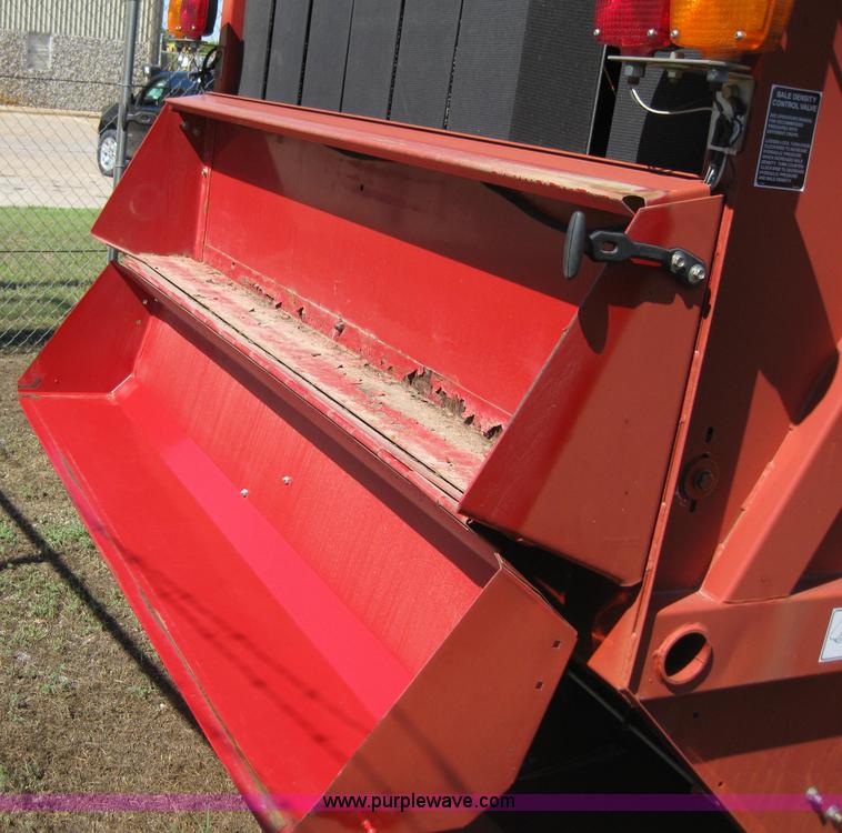 image for item B1216 2002 New Holland 688 round baler