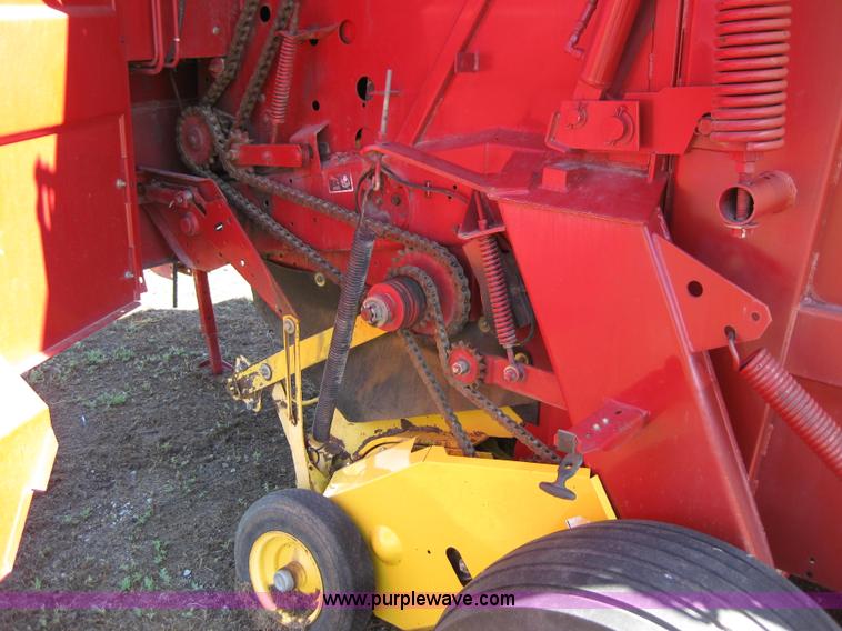 image for item B1216 2002 New Holland 688 round baler