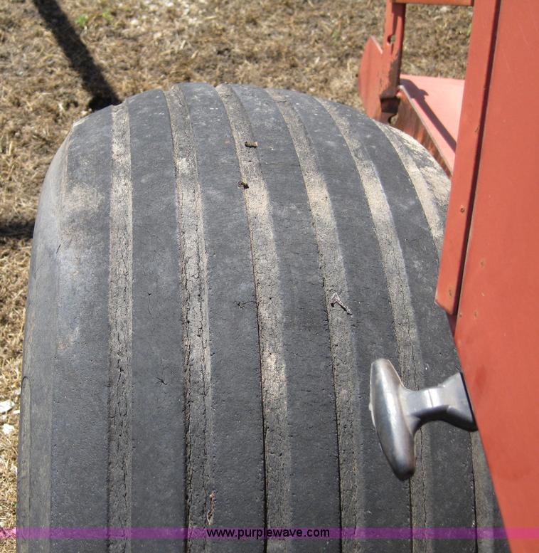 image for item B1216 2002 New Holland 688 round baler