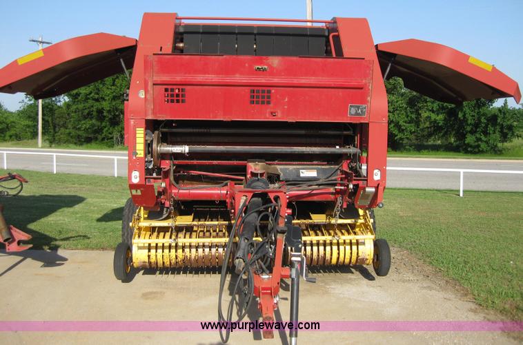 image for item B1246 2005 New Holland BR780 round baler