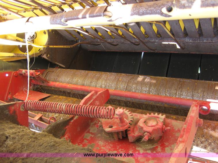 image for item B1246 2005 New Holland BR780 round baler