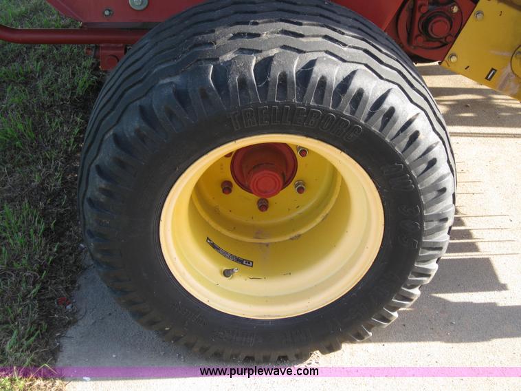 image for item B1246 2005 New Holland BR780 round baler