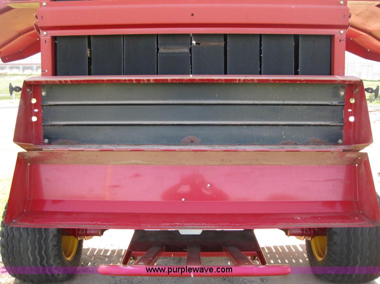 image for item B1246 2005 New Holland BR780 round baler