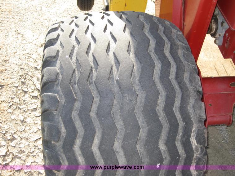 image for item B1246 2005 New Holland BR780 round baler