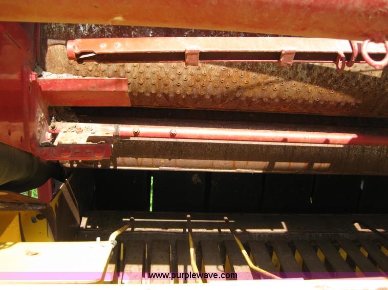 image for item B1246 2005 New Holland BR780 round baler