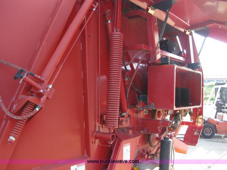 image for item B1246 2005 New Holland BR780 round baler