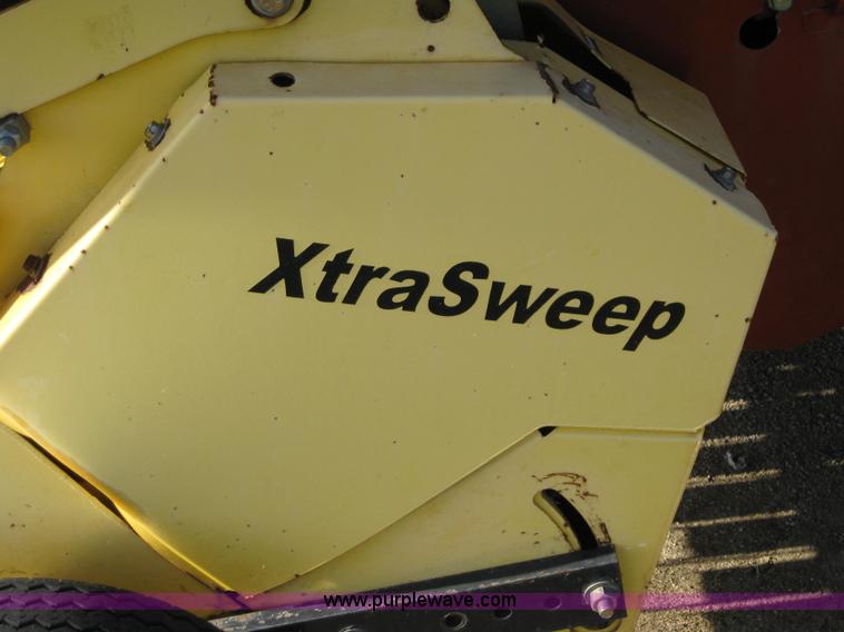 image for item B1246 2005 New Holland BR780 round baler