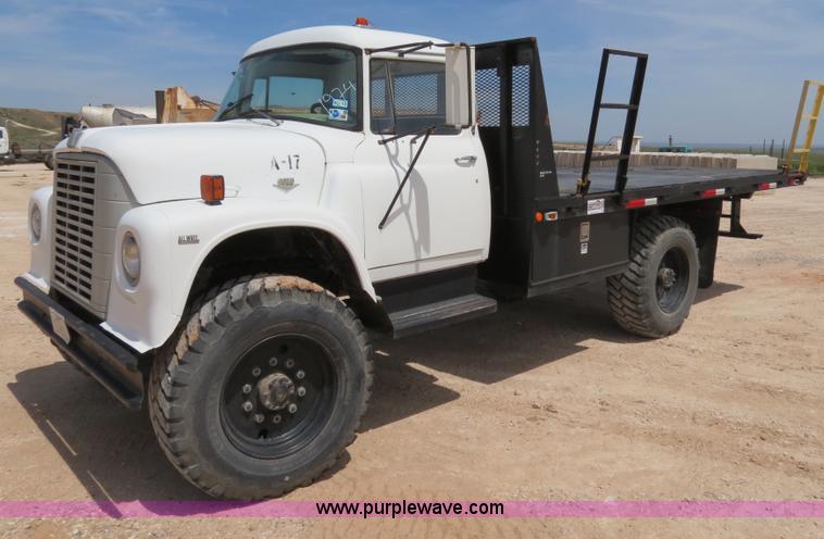 image for item B2312 1975 International Loadstar 1700 flatbed truck