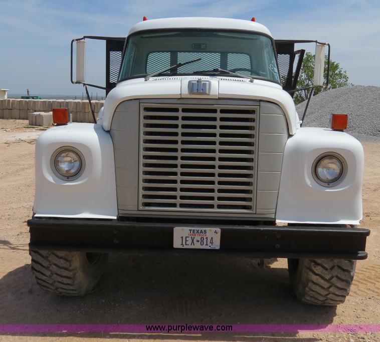 image for item B2312 1975 International Loadstar 1700 flatbed truck