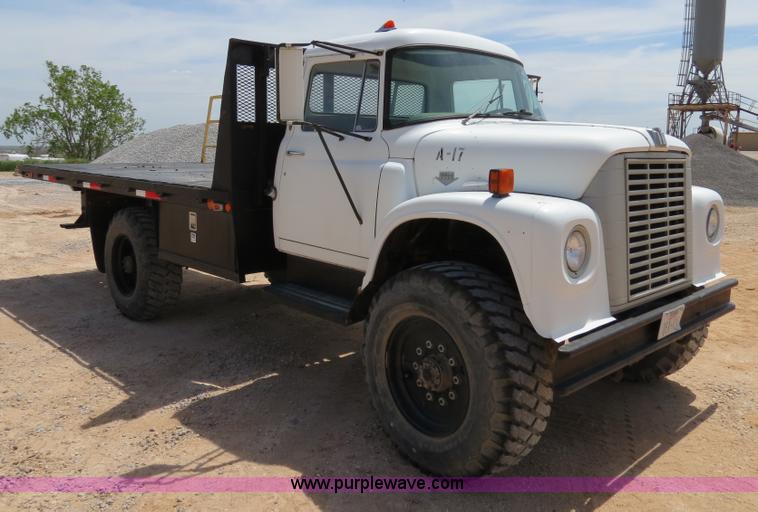 image for item B2312 1975 International Loadstar 1700 flatbed truck