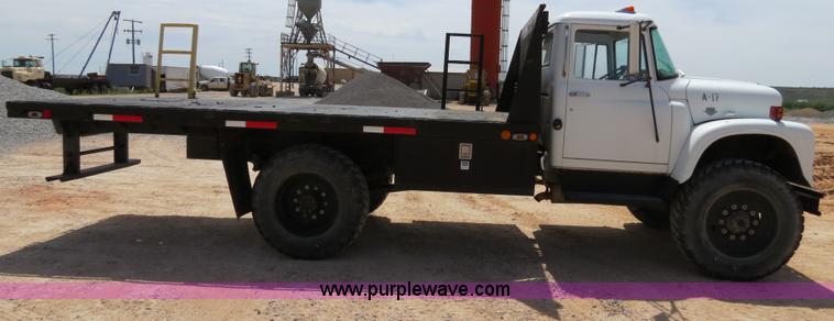 image for item B2312 1975 International Loadstar 1700 flatbed truck