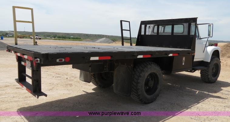 image for item B2312 1975 International Loadstar 1700 flatbed truck