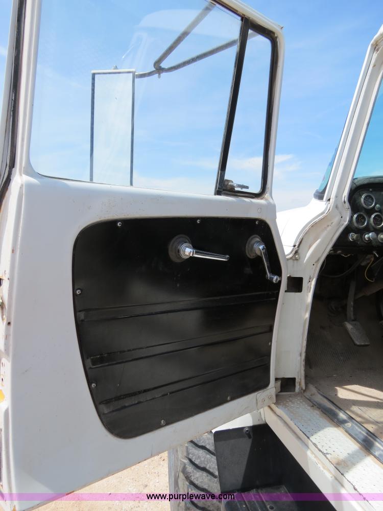 image for item B2312 1975 International Loadstar 1700 flatbed truck