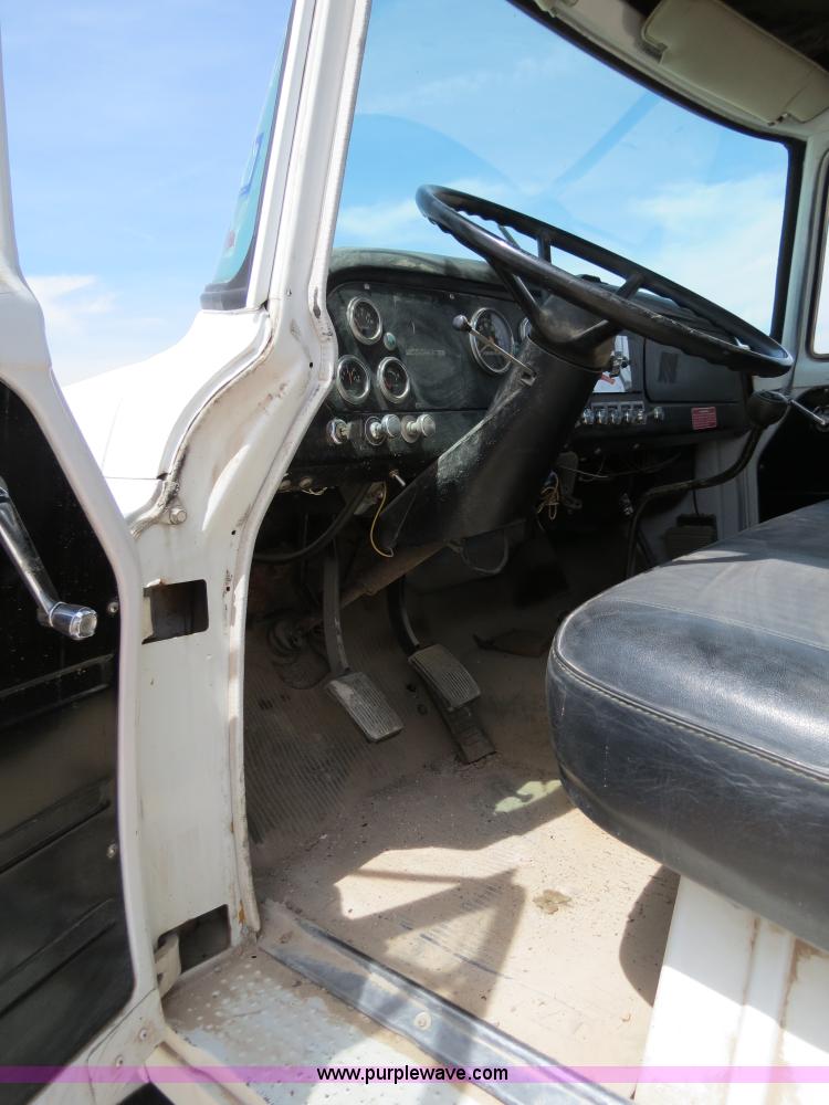 image for item B2312 1975 International Loadstar 1700 flatbed truck